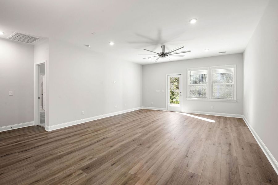 Spacious, unfurnished interior of a new home in Waterways, Richmond Hill (Image 13).