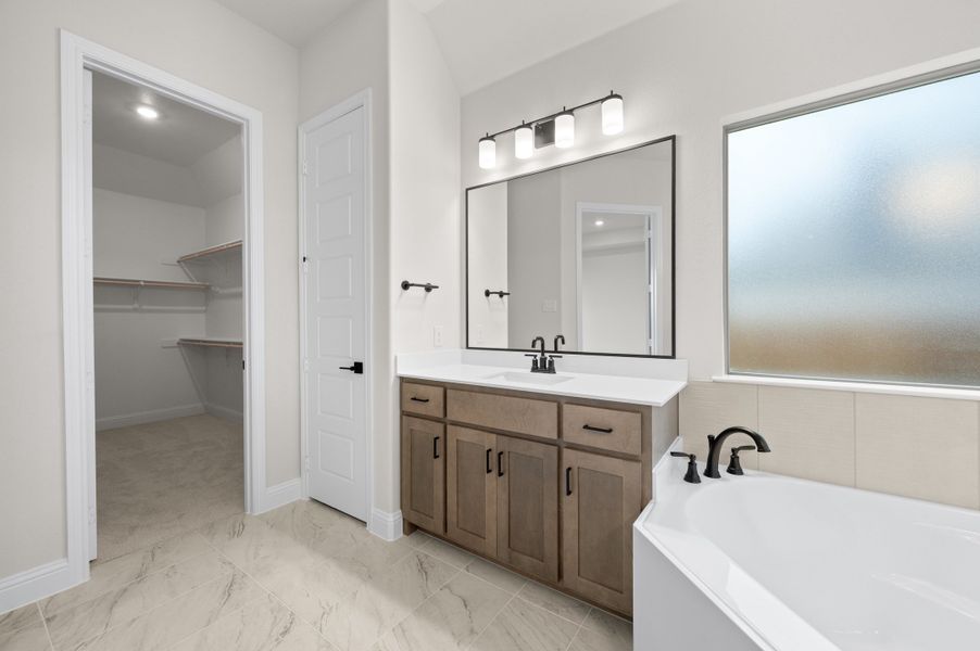 Furnished interior view inside a new home in Myrtle Creek, Waxahachie (Image 10).