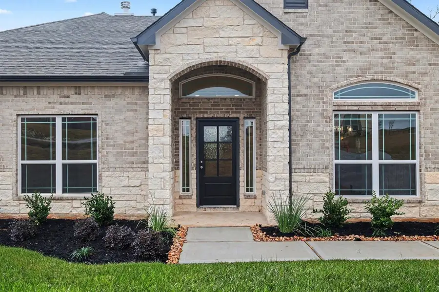 Exterior details and patio area of a home in Rose Hill Estates, Willis (Image 3).