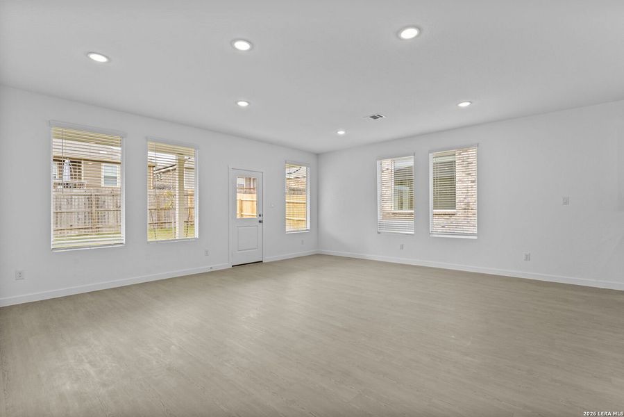 Spacious, unfurnished interior of a new home in Sky Ranch, New Braunfels (Image 16).
