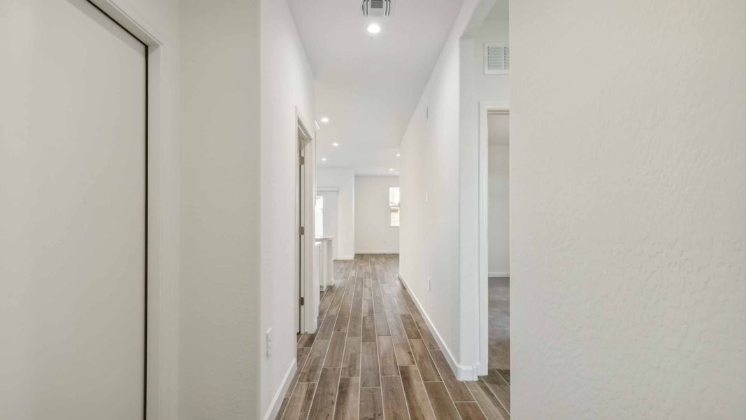 Spacious, unfurnished interior of a new home in Quail Ranch, San Tan Valley (Image 15).