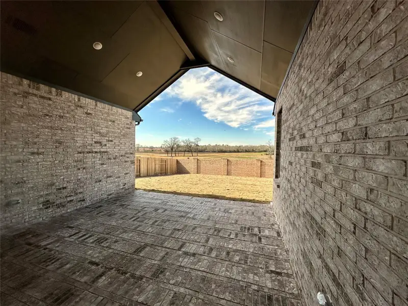 Exterior details and patio area of a home in Briarley, Montgomery (Image 3).