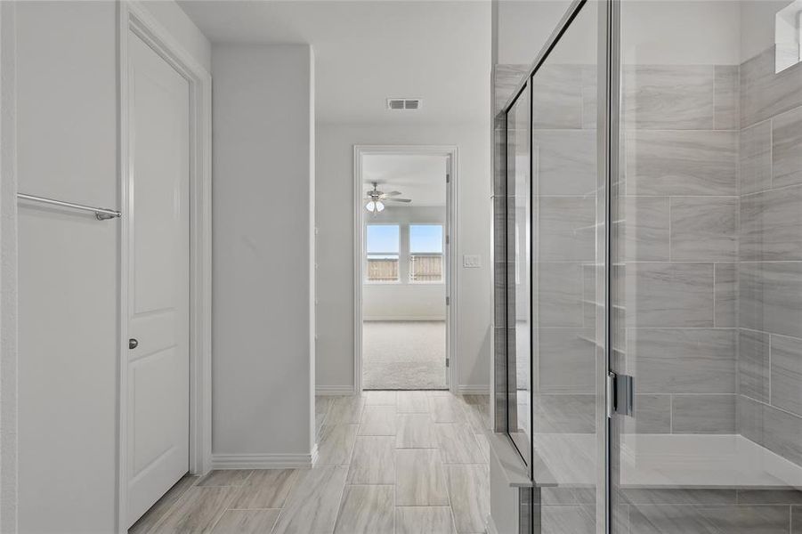 Spacious, unfurnished interior of a new home in Bel Air Village, Sherman (Image 27).