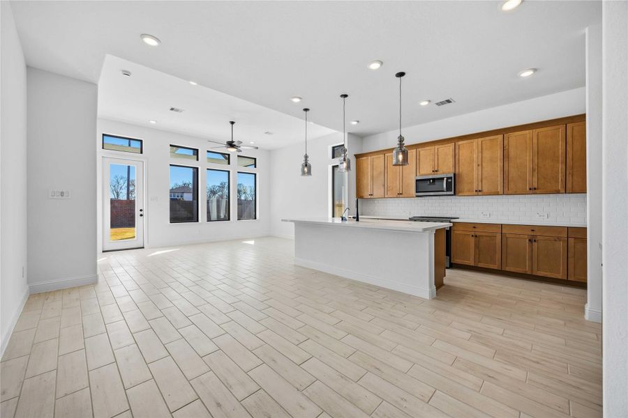 Spacious, unfurnished interior of a new home in Sienna, Missouri City (Image 16).
