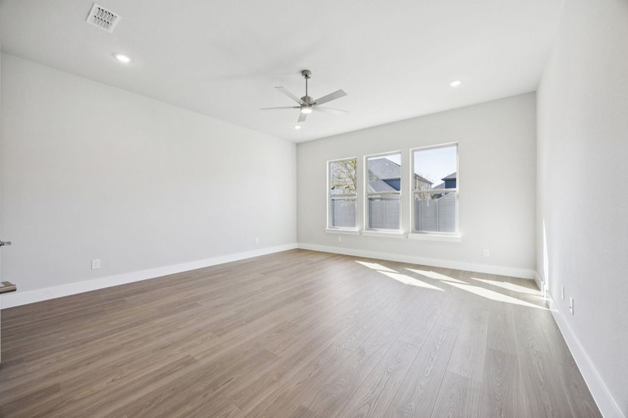 Spacious, unfurnished interior of a new home in Painted Tree Lakeside, McKinney (Image 23).