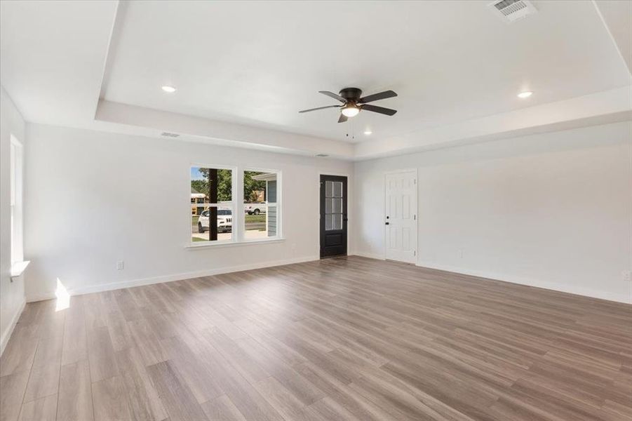 Spacious, unfurnished interior of a new home in , Sherman (Image 10).