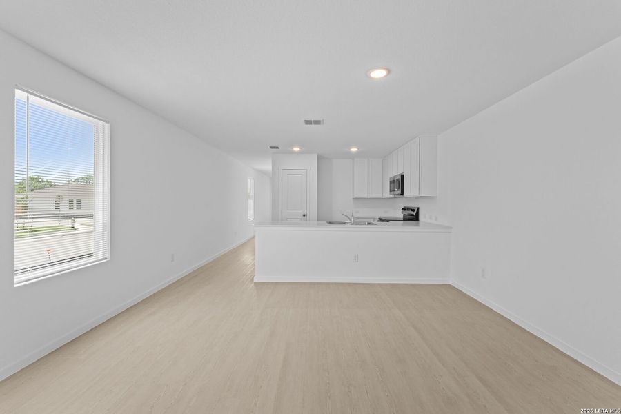 Spacious, unfurnished interior of a new home in Higdon Crossing, San Antonio (Image 22).