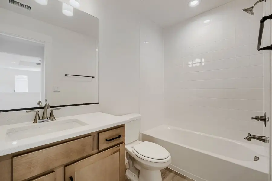 7923 Polson - Full Bathroom