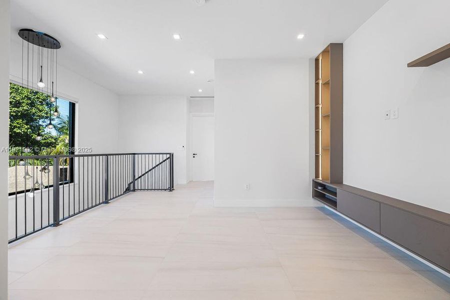 Spacious, unfurnished interior of a new home in , Fort Lauderdale (Image 97).