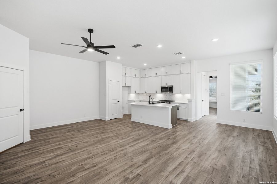 Spacious, unfurnished interior of a new home in Prominence, San Antonio (Image 25).