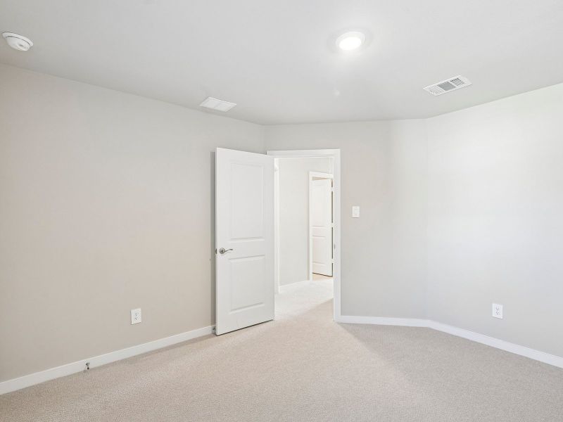 Spacious, unfurnished interior of a new home in Oak Ridge Park, Corinth (Image 20).