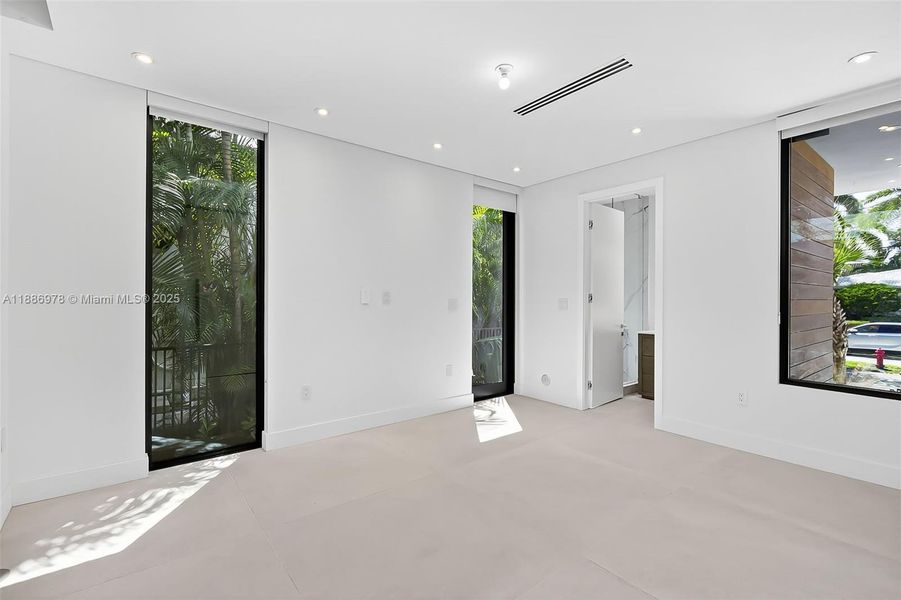 Spacious, unfurnished interior of a new home in , Fort Lauderdale (Image 20).