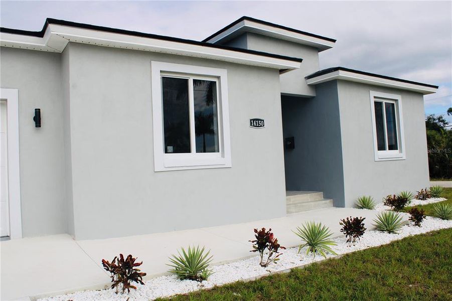 Exterior details and patio area of a home in , Port Charlotte (Image 28).