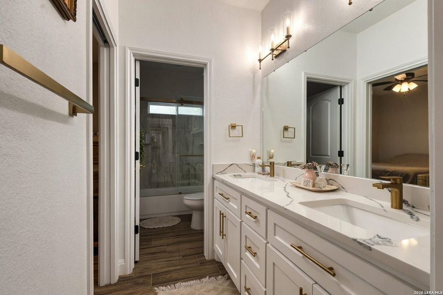 Furnished interior view inside a new home in , La Vernia (Image 36).