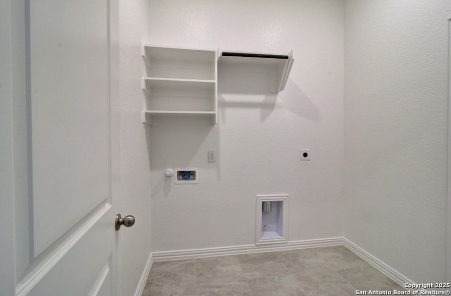 Spacious, unfurnished interior of a new home in The Crossvine, Schertz (Image 23).