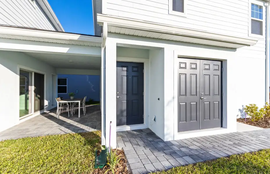 Representative exterior details of a home built from the Mabel II by Pulte Homes in EverBe, Orlando (Image 3).