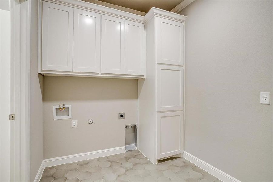 Laundry area with cabinets, gas dryer hookup, electric dryer hookup, and washer hookup