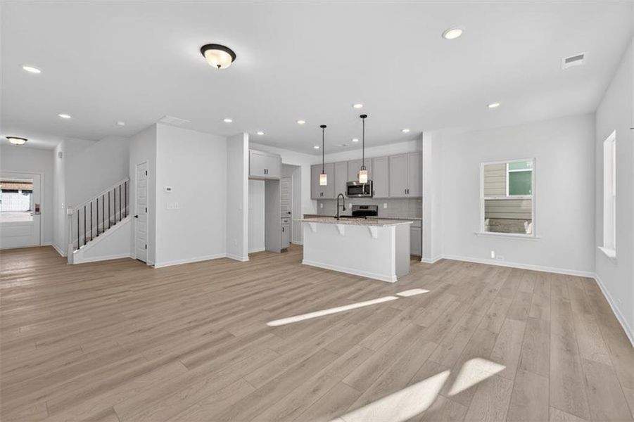 Spacious, unfurnished interior of a new home in Sanders Park, Austell (Image 16).