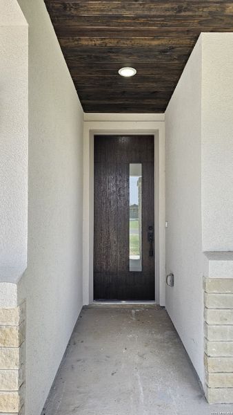 Exterior details and patio area of a home in , Atascosa (Image 4).
