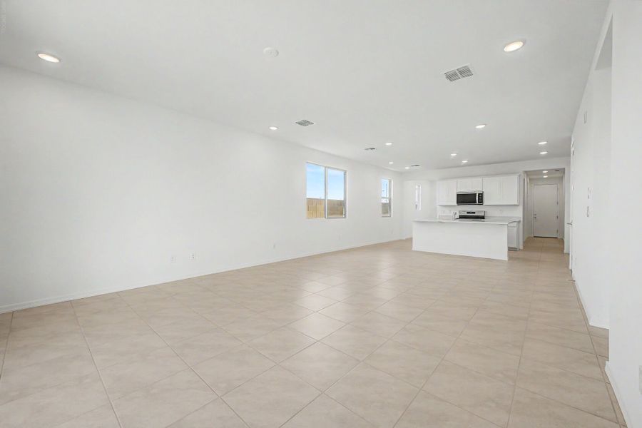 Spacious, unfurnished interior of a new home in Baker Farms, Phoenix (Image 9).