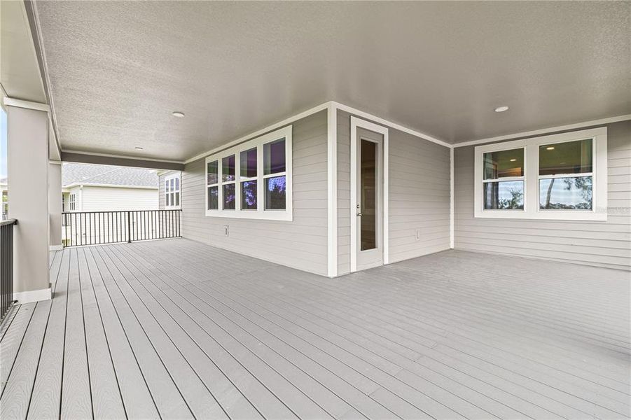Exterior details and patio area of a home in , Winter Garden (Image 33).
