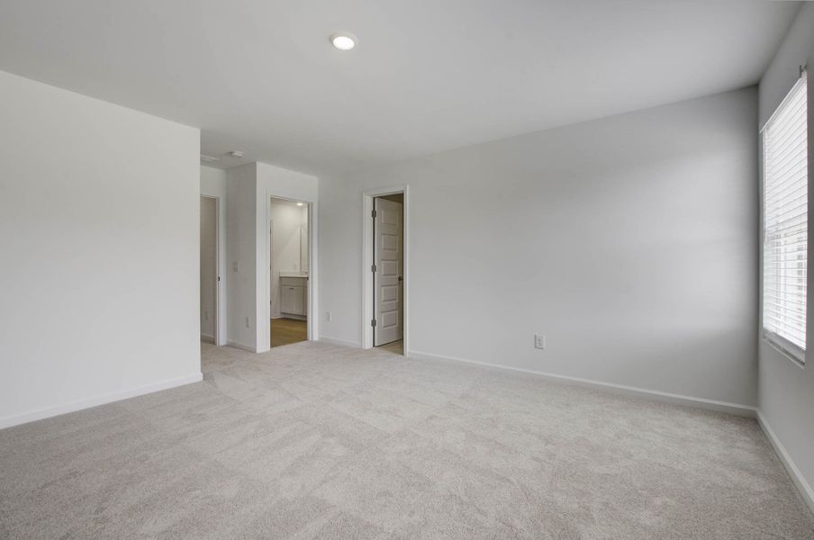 Spacious, unfurnished interior of a new home in , Summerville (Image 14).