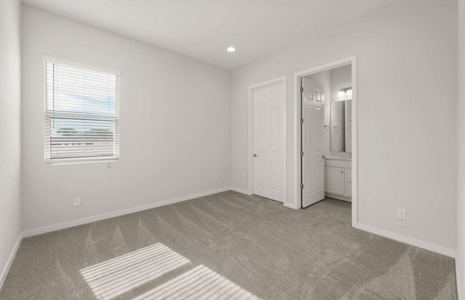 Spacious, unfurnished interior of a new home in Sun City Anthem at Merrill Ranch, Florence (Image 23).