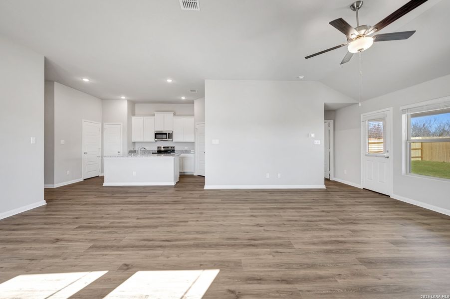 Spacious, unfurnished interior of a new home in Greenspoint Heights, Seguin (Image 25).