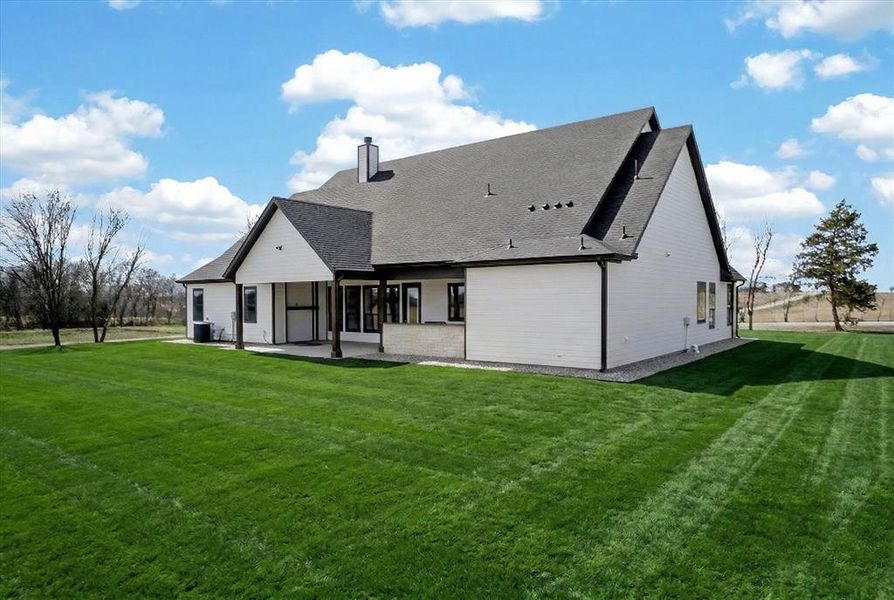 Exterior details and patio area of a home in , Celeste (Image 28).