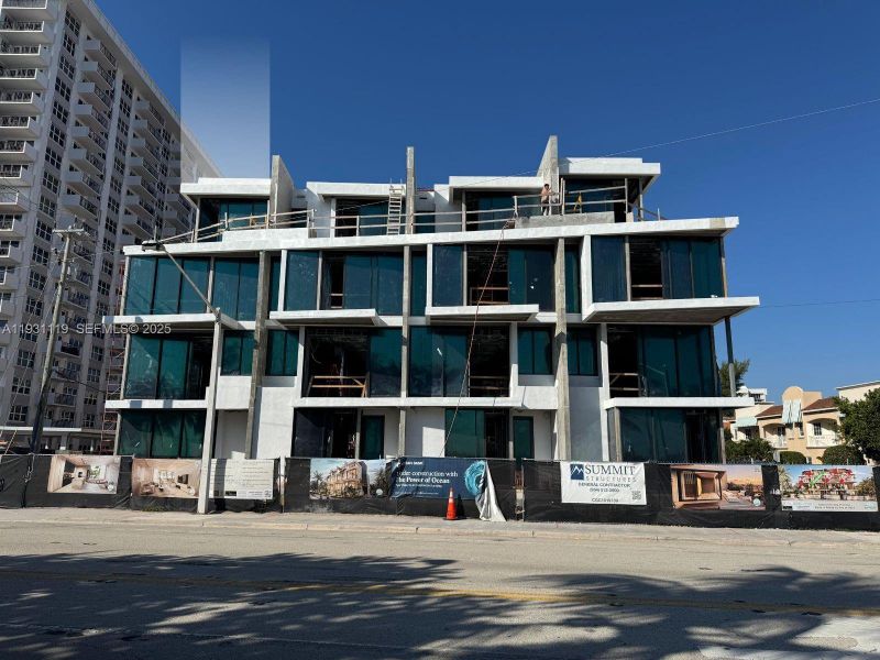 Condo located in Pompano Beach, FL showcasing its design and architecture (Image 5).