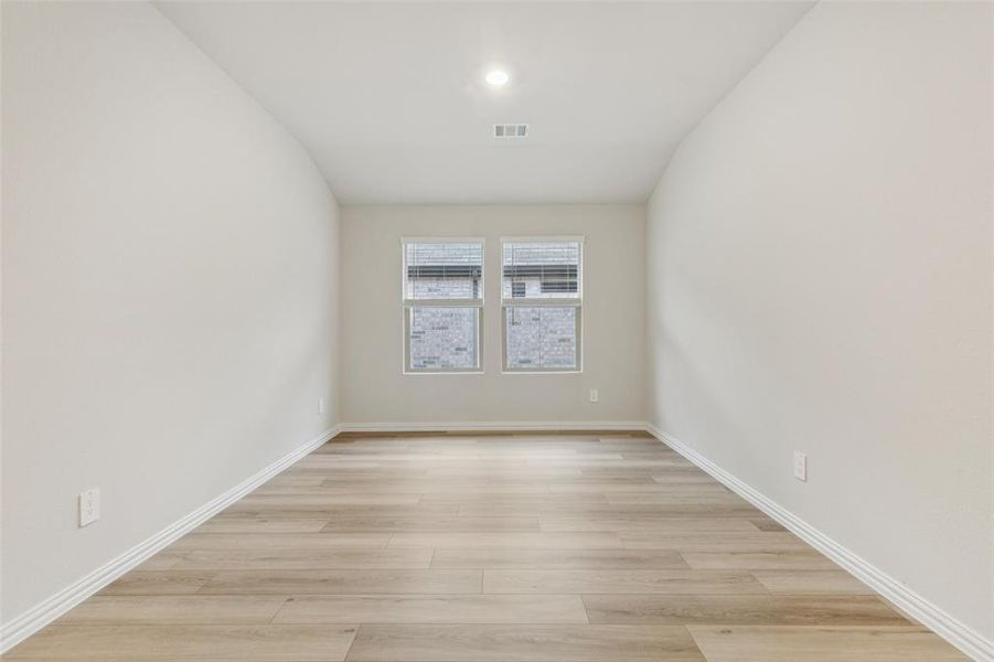 Spacious, unfurnished interior of a new home in Westmoor, Sherman (Image 24).