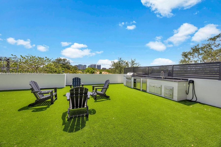 Exterior details and patio area of a home in , Miami (Image 23).