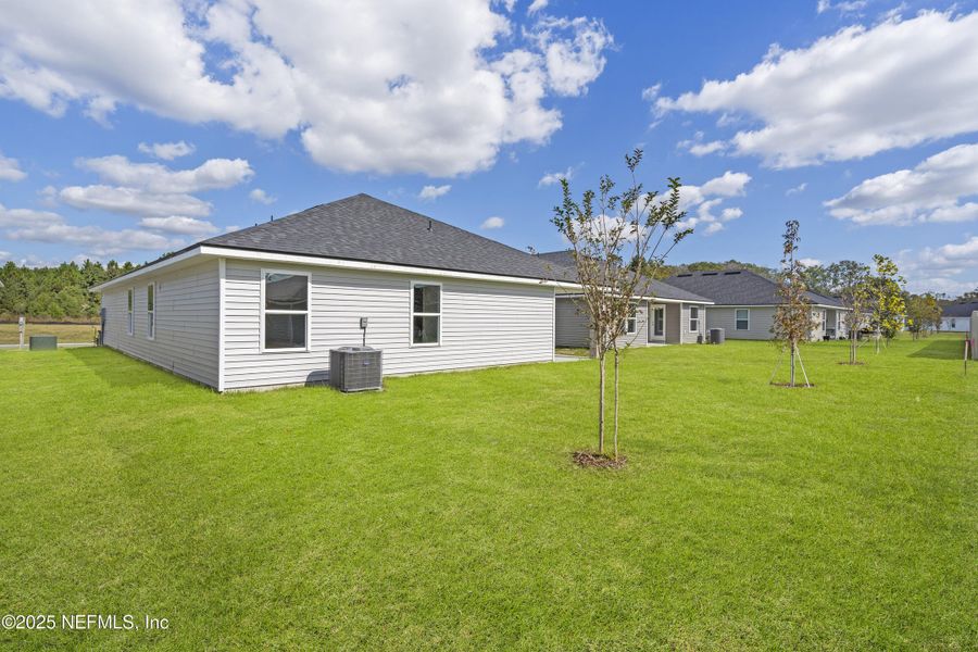 Exterior details and patio area of a home in Summerglen, Jacksonville (Image 23).