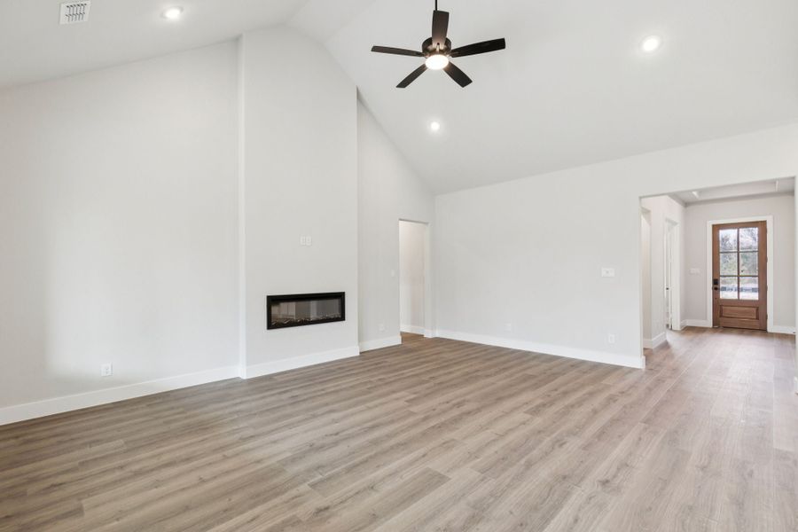 Spacious, unfurnished interior of a new home in Dove Hollow, Waxahachie (Image 18). Spacious, unfurnished interior of a new home in Dove Hollow, Waxahachie (Image 18).