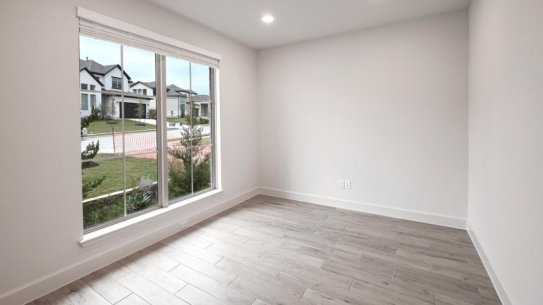 Spacious, unfurnished interior of a new home in 6 Creeks 50', Kyle (Image 12).