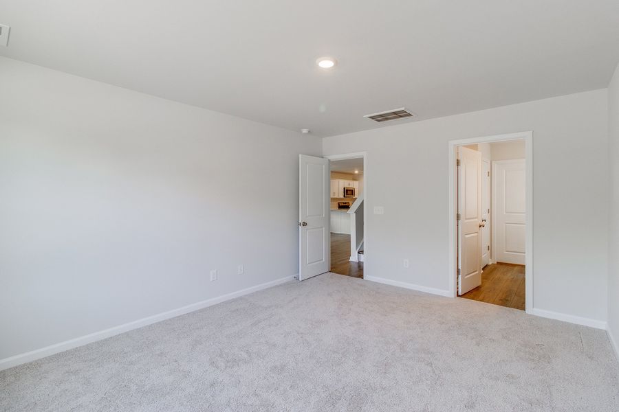 Spacious, unfurnished interior of a new home in Bluefield, Lexington (Image 25).
