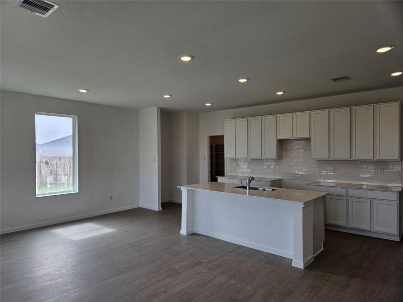 **Photos are a representation of the floor plan. This is not the actual homesite.** **Photos are a representation of the floor plan. This is not the actual homesite.**