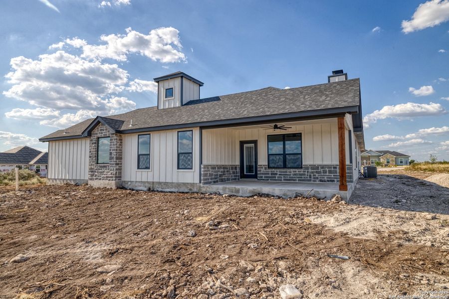 Exterior details and patio area of a home in , Uvalde (Image 2).