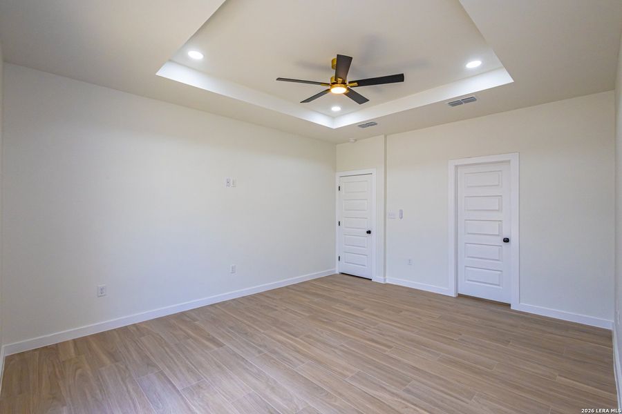 Spacious, unfurnished interior of a new home in , Laredo (Image 23).