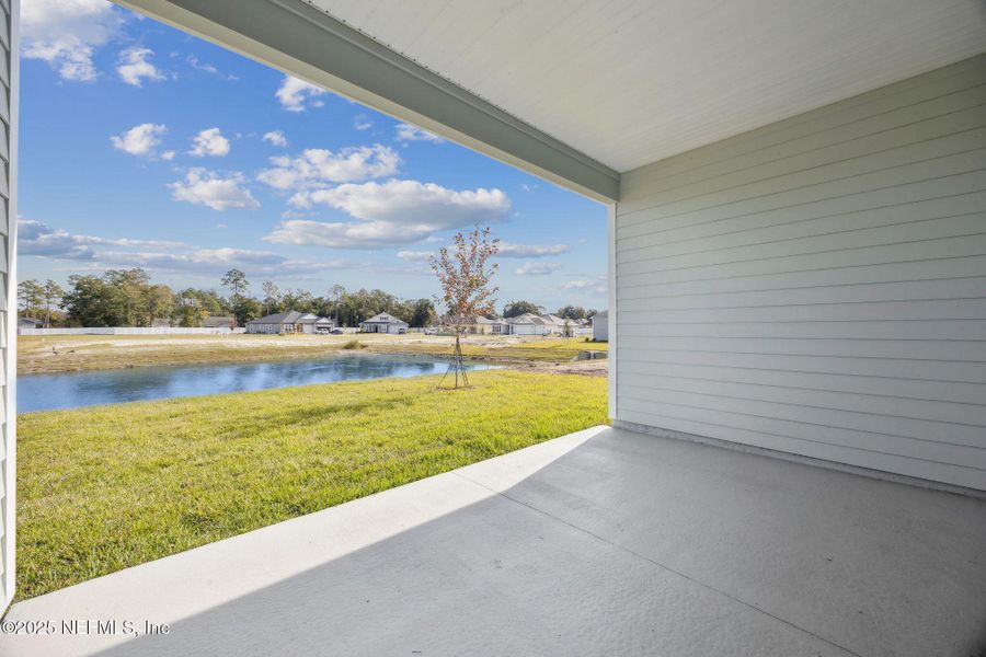Exterior details and patio area of a home in Sandy Ridge, Yulee (Image 4).