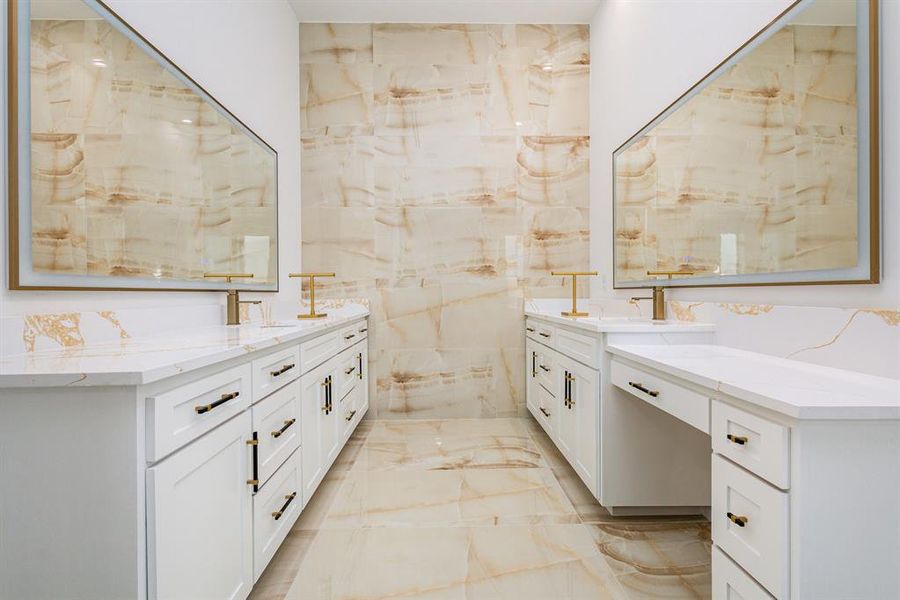 Furnished interior view inside a new home in , Colleyville (Image 15).