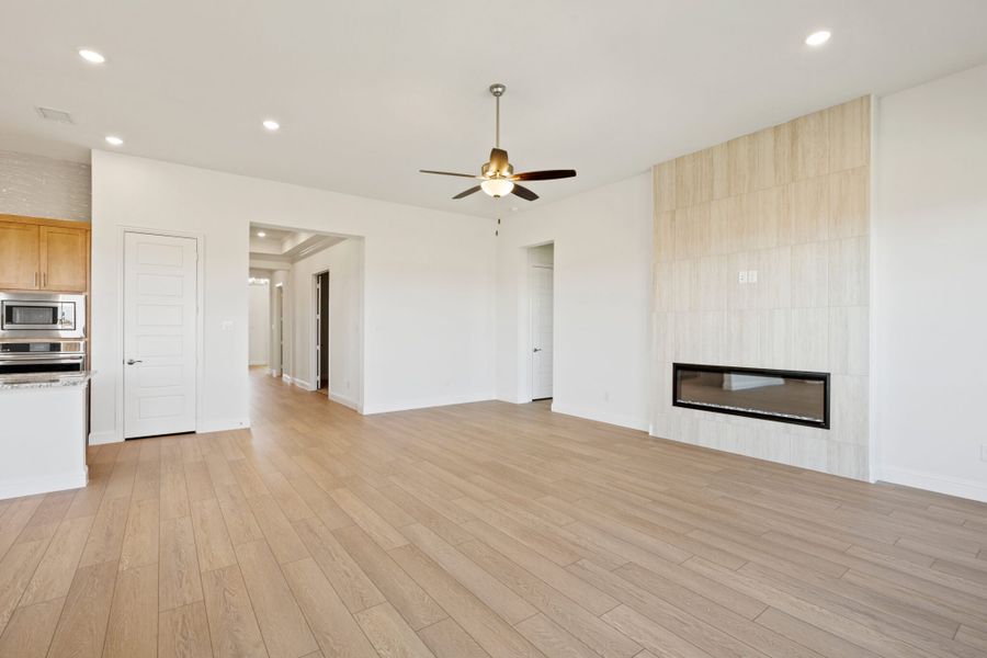Spacious, unfurnished interior of a new home in Myrtle Creek, Waxahachie (Image 34).