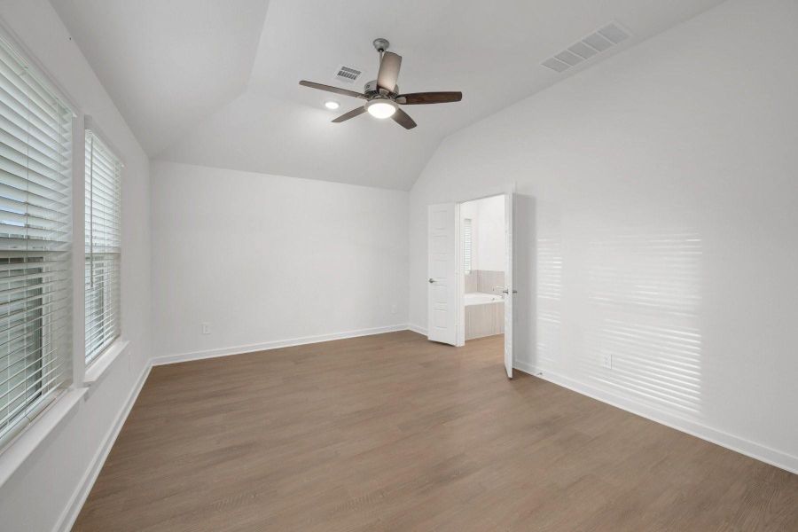 Spacious, unfurnished interior of a new home in Lone Star Landing, Montgomery (Image 34).