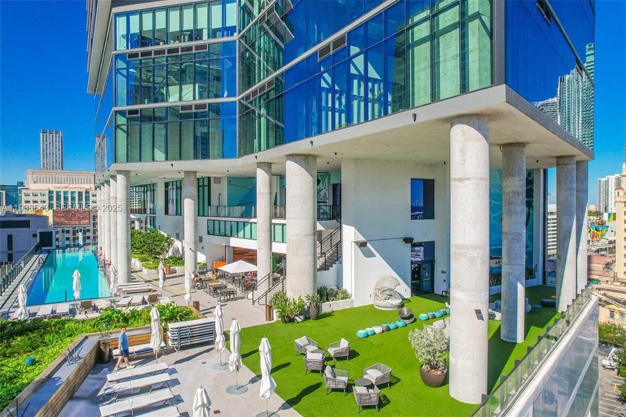 Condo located in Miami, FL showcasing its design and architecture (Image 34).