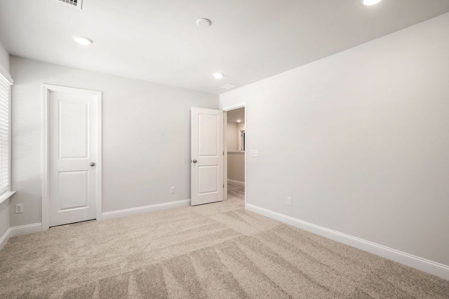 Spacious, unfurnished interior of a new home in Waterways, Richmond Hill (Image 48).