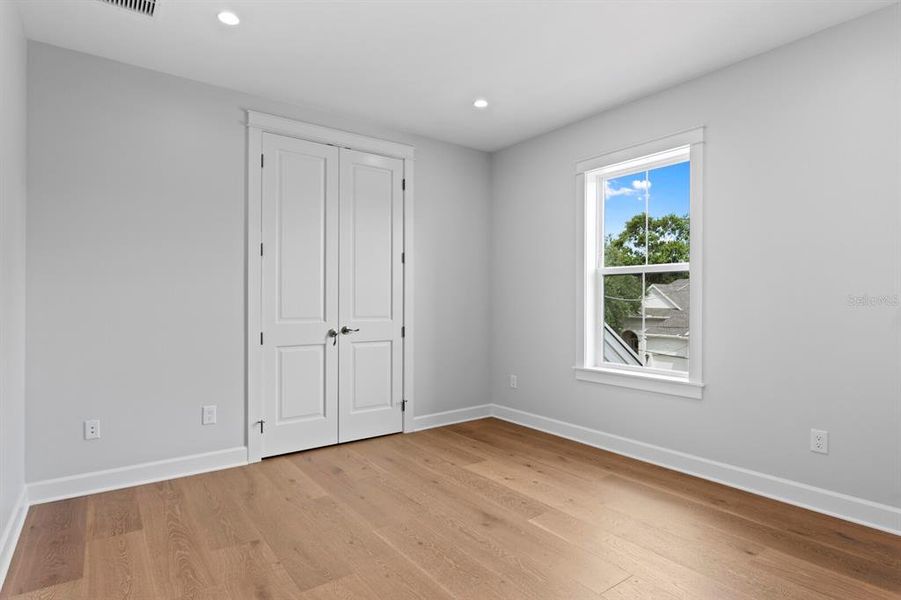 Spacious, unfurnished interior of a new home in , Tampa (Image 25).