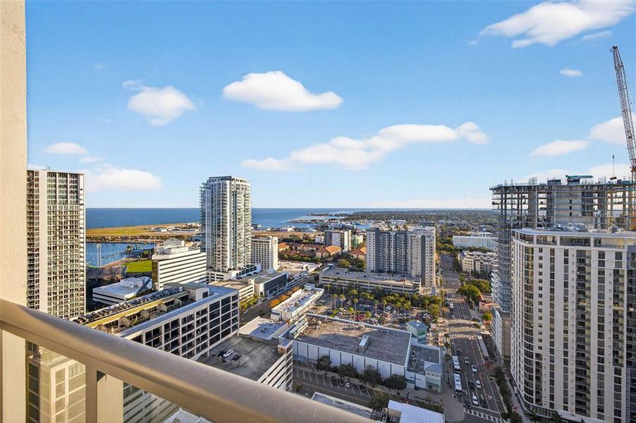 Condo located in St. Petersburg, FL showcasing its design and architecture (Image 33).