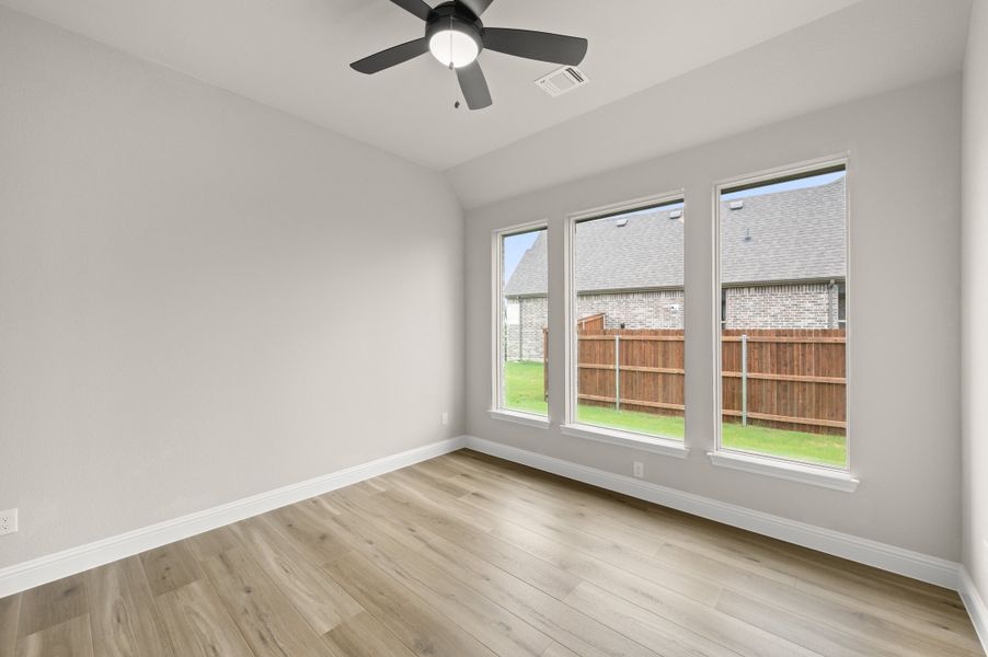 Spacious, unfurnished interior of a new home in Myrtle Creek, Waxahachie (Image 24).