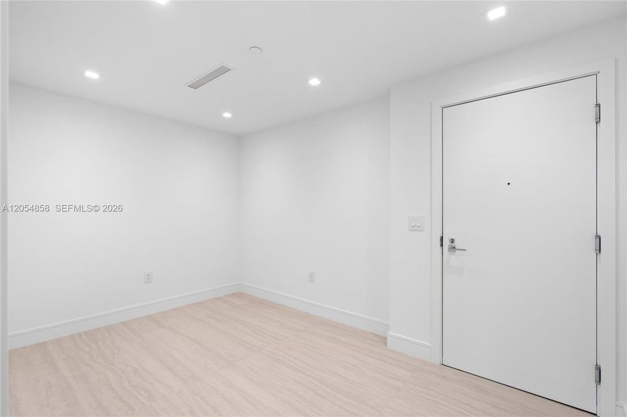 Spacious, unfurnished interior of a new home in One Park Tower, Miami (Image 48).