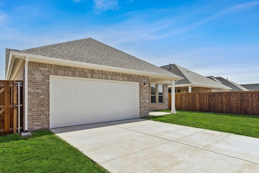 Representative exterior details of a home built from the Blue Jay by Centre Living Homes in Dove Hollow, Waxahachie (Image 3).